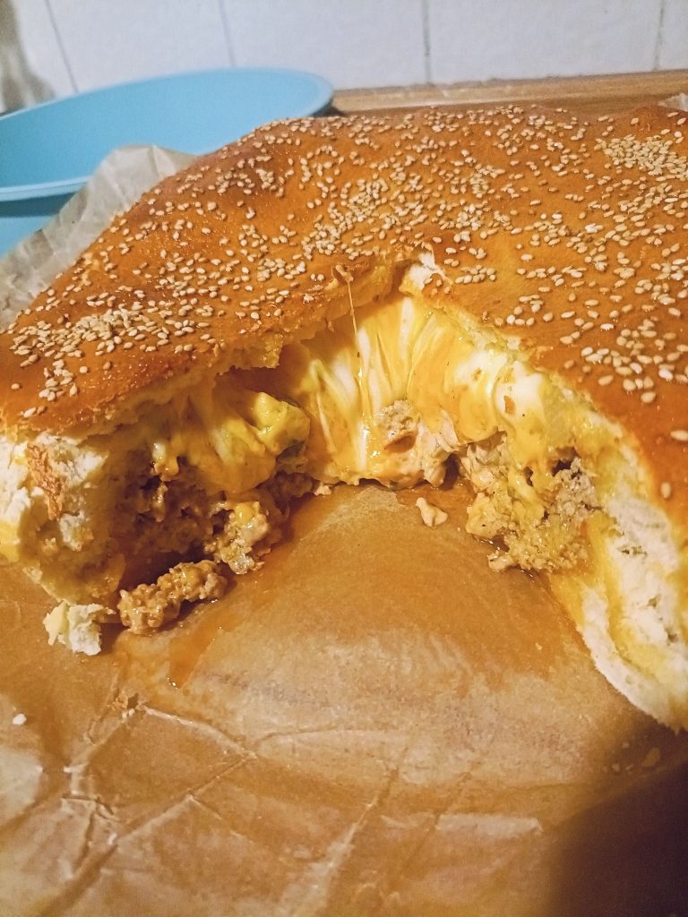 Burger XXL i sałatka coleslaw