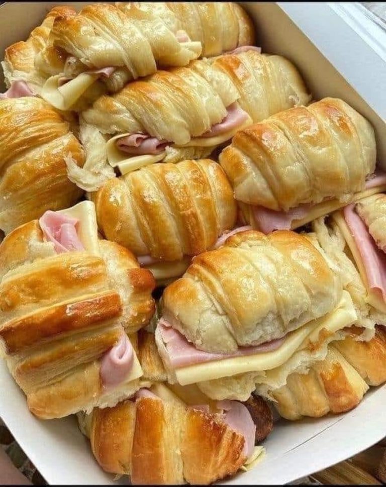 Domowe croissanty z szynką i serem – chrupiące, aromatyczne i łatwe do zrobienia!