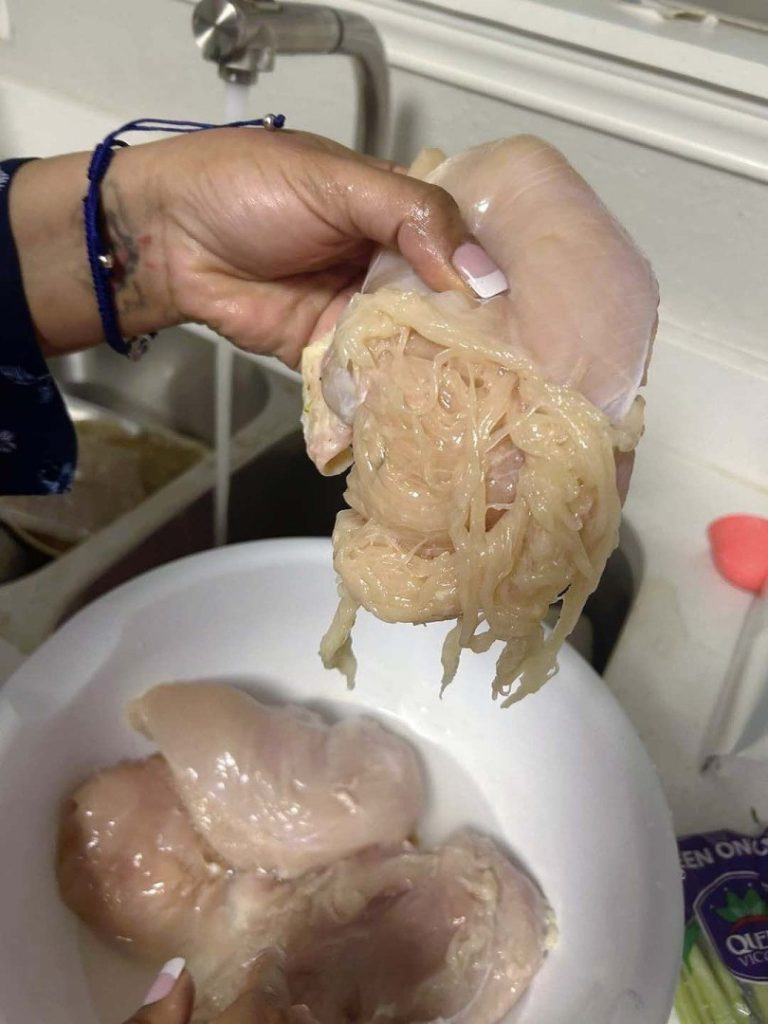 Mama udostępniła szokujące zdjęcie piersi kurczaka zamieniającej się w spaghetti