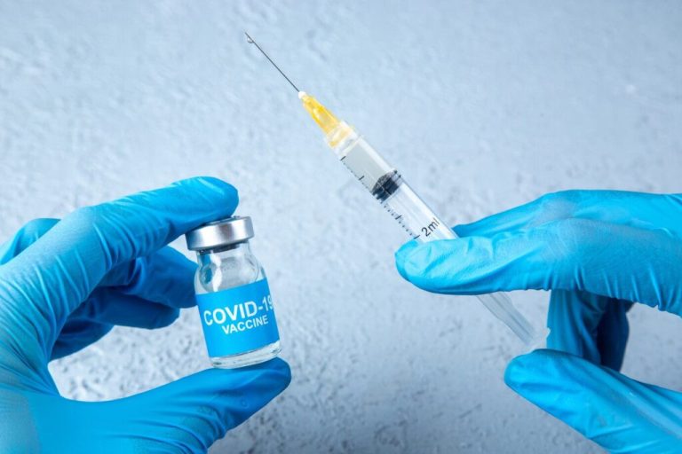 UWAGA COVID-19. Globalny alert dla osób zaszczepionych. To się im przydarzy.